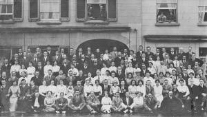 Another photograph of guests in front of Hallewell's Hotel Bellevue