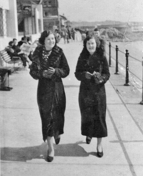 File:TP21KathleenBuesnel&Sister1940s.jpg
