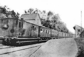 A long train halts at Pontac Station