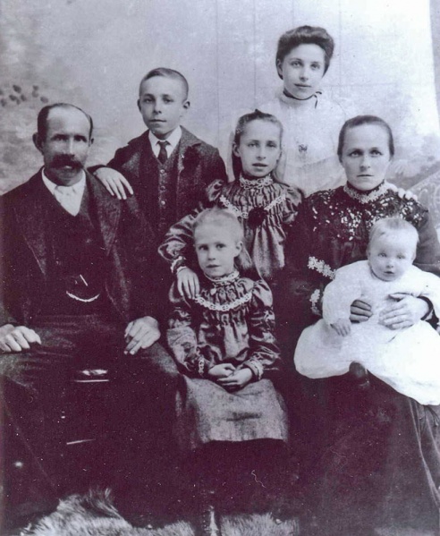 File:An18EliasPhilipPallot&Family-1905.jpg