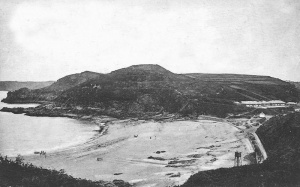 A mystery tower in the right foreground of this picture from the early 1900s (Click on the image to view full size)