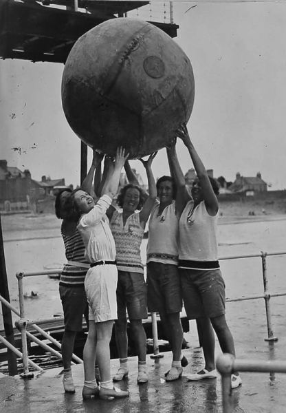 File:H25LabeyAlbumAug1929BigBall.png