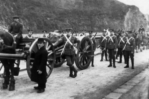 Field guns in Pier Road, photographed by Percival Dunham