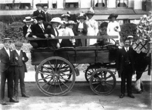 A photograph by Percival Dunham of a 1913 outing