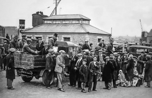 Breton workers arriving at the Harbour in the 1930s
