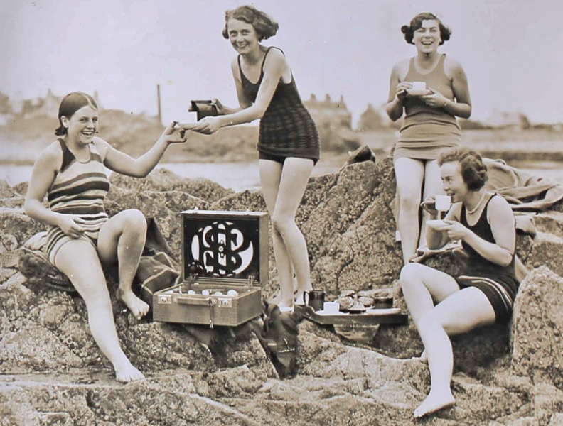 File:H25JSCLabeyAlbum1928Picnic.png
