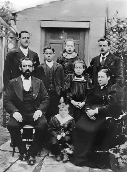 File:F19BiddlecombeFamily1890s.jpg