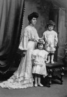 Muriel, Winter and Maud Le Bas in 1905