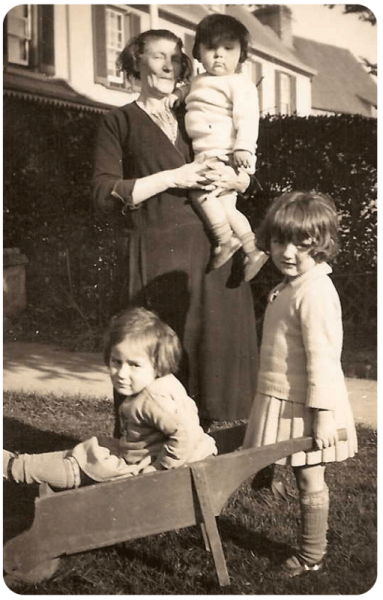 File:An23ThereseMelanieJouanne(LeBailly)&Grandchildren.png