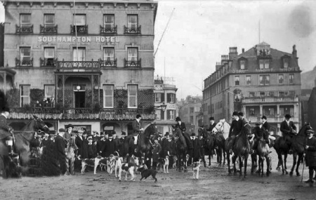 A meeting outside the Southampton Hotel at the Weighbridge