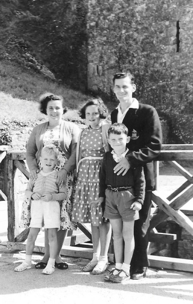 File:TP21Freemans1960Albert,Mabel&Children.jpg