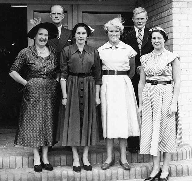 File:U20Wilfrid,Annie-Jean,Florence,Deidre,Owen&DorothyCooke.jpg