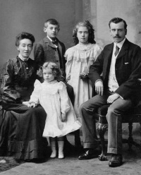 Henry Kitts and Minnie, nee Clarke, and their children