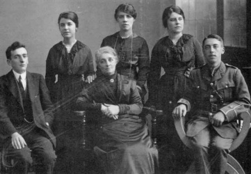 The Allix family in 1914 - Arthur Le Quesne, Elizabeth, Sophie Jane, Jane, Sophie and Henry