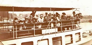 Boat passengers in 1917