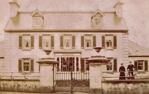 Philip and Elise Noel outside Homelea, probably shortly after they were married in 1904. Philip worked at the Greffe and he used to cycle to work.
