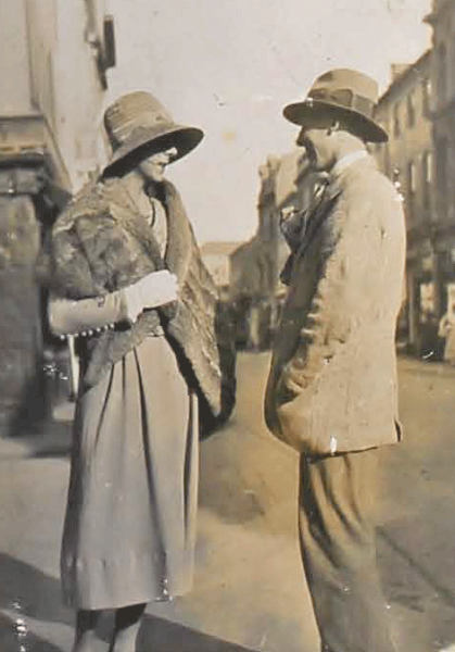 File:H25LabeyAlbumAug1929Fashion2.png