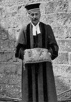 The Viscount, Edmund Nicolle, with the Castle keys