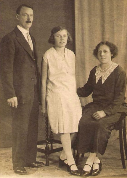 File:An18George,Geraldine&HildaLeMarinel.jpg