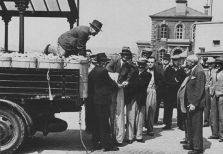 Sacks were starting to replace barrels as early as 1948