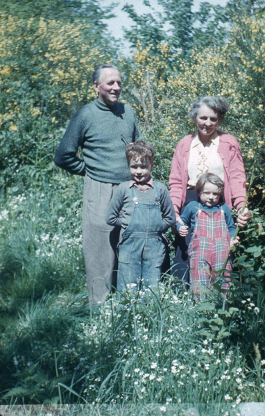 File:FH23KathleenLeSueur&brotherDonaldDeCarteret,-Roger&MargaretKenLeSueur.png