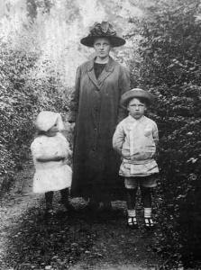 Margaret with Dora and George in 1920