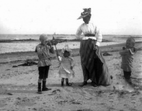 A family on the beach by de Faye