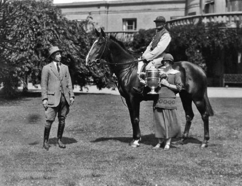 File:Lib18HorseRaceTrophy1924MrsRobinJofretta.jpg
