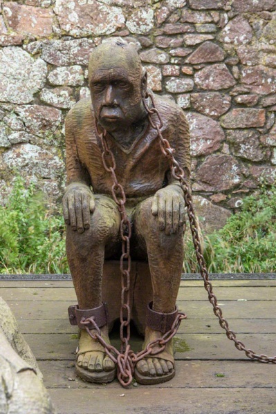 File:W22SculpturePrisoners2.jpg