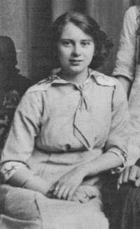 Doris Lilian de Gruchy (1897-1980), of Cape Town, afterwards wife of Avon Nicholas Brodziak, who died aged 31 from war injuries (Dr and Mrs de Beer, South Africa)