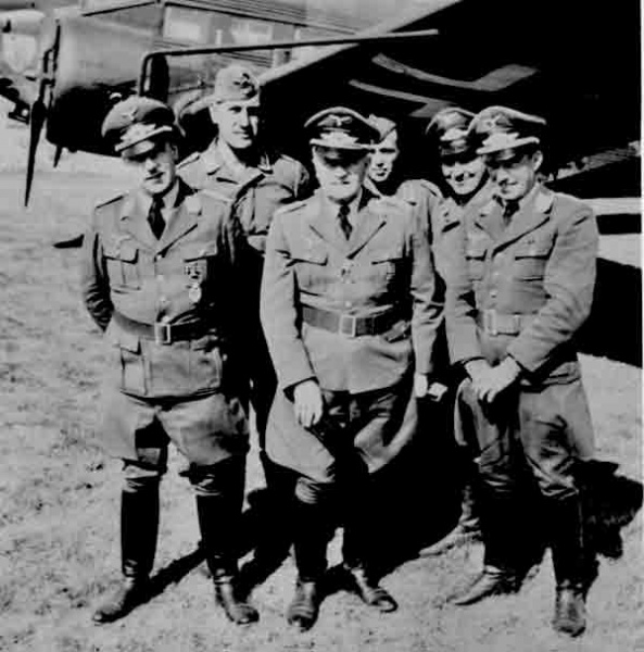 File:Airport-LuftwaffeOfficers.jpg