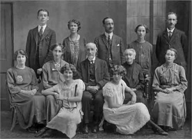 Oswald, centre of back row, with his family on a return visit to Jersey in 1925. L-R back: Russell, Georgina, Oswald, Phoebe , Raoul L-R middle: Eunice, Lucy, Daniel, Amélie , Rosa; L-R front: Marion, Dorothy