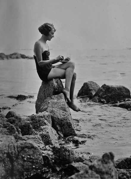 File:H25JSCLabeyAlbum1928GirlOnRocks.png