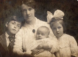 Tryphena Augusta Eda Huelin (1889-1934), daughter of Peter John and Tryphena Augusta Rendell, married William Eynon; born St Helier, died Wales, with her three eldest children Bill, Doris and Babs.