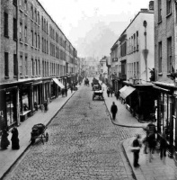 Halkett Place surfaced with cobblestones. Laurens' shop is on the right in the foreground