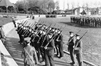 The Principal of Victoria College and commanding officer of the school’s Cadet Corps Mr Arthur Worrall engaged in drilling a platoon of South Staffordshire Regiment recruits on People’s Park in January 1915. By this time two battalions of the regiment were present in the Island: the 4th (Extra Reserve) Battalion and 11th (Reserve) Battalion.