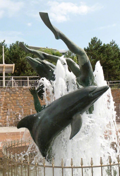 File:W22SculptureSwimmers3.jpg